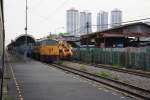 Am Mittelbahnsteig der Hua Mak Station wartet am 17.März 2011 eine GEK 40.. vor dem ORD 388 von Chachoengsao Junction nach Bangkok auf die Kreuzung mit dem ORD 283.