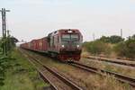 QSY 5248 (Co'Co', de, CRRC Qishuyan, Bj.2022) fährt am 05.Dezember 2025 mit dem Freight 839 (Inland Container Depot - Laem Chabang Port) durch die Khlong Luang Phaeng Station.