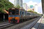 ORD 281 (Hua Lamphong - Kabin Buri) mit dem NKF 1252 als erstes Fahrzeug am 31.Mai 2026 in der Khlong Tan Station.