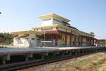 Infolge des 2 gleisigen Ausbau der Southern Line wurde auch die Nong Mai Luang Station neu errichtet. - Das Bild vom 09.Dezember 2023 zeigt das schon in Betrieb befindliche Aufnahmegebäude.