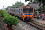 THN 1101 am 10.Dezember 2023 als erstes Fahrzeug des Sp.Commuter 1116 (Nakhon Pathom - Thon Buri) in der Sala Thammasop Station.