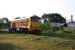 Nachdem sie den Freight 725 vom Inland Container Depot nach Tha Muang gebracht hatte, fährt die AHK 4214 (Co'Co', de, Krupp, Bj.1980, Fab.Nr. K-5481) als Nebenfahrt nach Kanchanaburi durch die Pak Phraek Station.