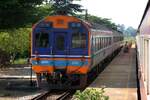 Sp.Exp. 43 (Krung Thep Aphiwat - Surat Thani) mit dem APD.60 2535 als erstes Fahrzeug wartet am 16.April 2026 in der Lamae Station die Kreuzung mit dem LOC 446 ab.