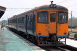 LOC 439 (Kaeng Khoi - Bua Yai) mit dem พซข.42 (พซข. = BTD/Bogie Trailer Diesel Railcar With Driving Cab, Bauj. 1971) als erstes Fahrzeug am 18.April 2026 in die Lam Narai Station.