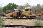 SRT กน.11 (กน.=BR./Ballast Regulator) eine Schotterkehr- und Planiermaschine (Hersteller: Plasser & Theurer, Type PBR-400R, Baujahr: 1999, Fab.Nr.: 666) am 18.April 2026 in der