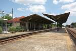 Haus- und Inselbahnsteig der Ton Samrong Station am 02.Juni 2026.