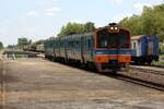 Sp.COM 1116 (Nakhon Pathom - Thon Buri) mit dem NKF 1219 als erstes Fahrzeug f�hrt am 02.Juni 2026 in die Ton Samrong Station ein.
