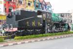 SRT 728, ex JNR C56.36 (1'C-h2,Nippon Sharyo Seizo Kisha Ltd., Bauj. 1936, Fab.Nr. 414) aufgestellt vor dem Bf. Nakhon Lampang am 08.Jänner 2011.

