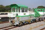 Am 10.Dezember 2023 waren in der Nong Pladuk Junction einige, für den 2 gleisigen Ausbau der Southern Line benötigte Bahndienstfahrzeuge zu sehen, so auch dieser Schwerkleinwagen der Type