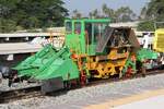 Am 10.Dezember 2023 waren in der Nong Pladuk Junction einige, für den 2 gleisigen Ausbau der Southern Line benötigte Bahndienstfahrzeuge zu sehen, so auch diese Schotterkehr- und