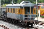 บ.พ.ห.50001 (บ.พ.ห.= B.B.V./Bogie Brake Van) am 29.Mai 2025 in der Pak Nam Pho Station.