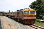 HID 4503 (Co'Co', de, Hitachi, Bauj. 1993) am 02.Juni 2025 mit einem Kesselwagenzug in der Pak Nam Pho Station.