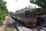 NKF 1234 (1A' 2', dh, Kawasaki, Bauj.1985) als letztes Fahrzeug des ORD 4315 (Wongwian Yai - Mahachai) am 04.Juni 2018 in der Rang Pho Station, aufgenommen vom letzten Wagen des ORD 4324 (Mahachai - Wongwian Yai).