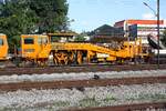 SRT อน.14 (อน.=TM./Tamping Machine) eine Gleisstopfmaschine der Type 08-16 3S am 06.Dezember 2023 in der Surat Thani Station.
