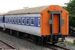 Noch als บนท.ป. (บนท.ป.=ANS./Air-conditioned Second Class Day & Night Coach) angeschrieben aber schon mit Inv.Nr.: 404800070 wird der บนท.ป. 6 nun als Bauzugwagen verwendet. - Tha Sak Station am 29.Mai 2025.