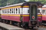 บชส. 1056 (บชส. =BTC./Bogie Third Class Carriage) am 10.Dezember 2023 als letztes Fahrzeug des ORD 251 (Thon Buri - Prachuap Khiri Khan) in der Thon Buri Station.