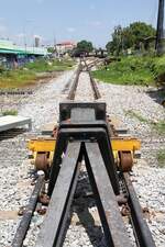Wegen der Bauarbeiten f�r den westlichen Teil (Thailand Cultural Centre - Bang Khun Non, 13,4 Km) der MRT Orange Line (Yaek Rom Klao - Bang Khun Non, 35,9 Km) mussten in der Thon Buri Station umfangreiche �nderungen an der Gleisgeometrie vorgenommen werden. - Deshalb befindet sich des Streckenende derzeit auf H�he des Stellwerkes. - Bild vom 02.Juni 2026.
