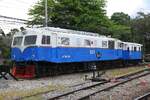 Von 1958 bis 1961 hat Hitachi 20 Stück diesel-elektrische Co'Co' Lokomotiven mit den Betriebsnummern 611-630 für Thailand gebaut. Die Hitachi 629 wurde äusserlich aufgearbeitet und in der Thung Song Junction auf dem Gleisstutzen beim Zugang zum Depot aufgestellt. Bild vom 08.Jänner 2023.