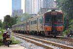 THN 1101 als letztes Fahrzeug des ORD 281 (Hua Lamphong - Kabin Buri) fährt am 03.Juni 2025 durch die Urupong Station.