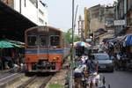 NKF 1215 (1A' 2', dh, Hitachi, Bauj.1985) am 05.November 2016 in der Wongwian Yai Station.