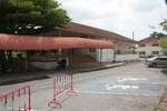 Architektonisch anspruchsloser Vorplatz der Hua Takhe Station am 03.Juni 2026.