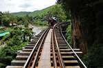 Links der Trestle-Brücke, zwischen den Bahnhöfen Saphan Tham Krasae und Tham Krasae, fliesst der Kwai Noi.