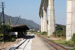 Muak Lek Station am 03.Dezember 2025, rechts das 48m hohe und 4,8Km lange SRT Muak Lek Viadukt.