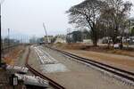 Beginn der der 323 km lange zweigleisige Neubaumeterspur-Strecke nach Chiang Khong in der Den Chai Station mit der Baustelle der Brücke für die Yantrakitkosol Road. - Bild vom 25.Februar 2026.