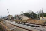 Baustelle für die Brücke der Yantrakitkosol Road über die 323 km lange zweigleisige Neubaumeterspur-Strecke nach Chiang Khong in der Den Chai Station. - Bild vom 25.Februar 2026.