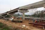 Baustelle für die Brücke der Yantrakitkosol Road über die 323 km lange zweigleisige Neubaumeterspur-Strecke nach Chiang Khong in der Den Chai Station. - Bild vom 25.Februar 2026.