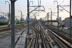 Seit der Inbetriebnahme der Krungthep Aphiwat Station der SRT (vorher Bang Sue Grand Station genannt) am 19.Jänner 2023 fahren alle SP.EXP, EXP und RAP der Northern und North Eastern Line von dort ab und mit Halt nur in Don Muang Station bis kurz vor Rangsit in Hochlage. Die ORD, LOC und COM fahren nach wie vor von der Hua Lamphong Station ab und wechseln dann nach der Nikhom Rotfai Km. 11 Station in die Hochlagetrasse. - Das Bild vom 28.April 2023 (aufgenommen durch die Stirnwandtüre des letzten Wagen des ORD 207) zeigt die Einbindung der Rampe in die Hochlage-Trasse kurz vor der SRTET Wat Samian Nari Station. - Die ganz äußeren Gleise werden von der SRTET Red Line befahren, die restlichen Gleise von den SRT.