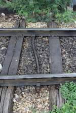 Dieser Spurhalter ist zwar etwas ungewöhnlich geformt, dürfte aber seine Funktion trotzdem erfüllen; Hst. Chom Thong am 24.Juli 2012. 

