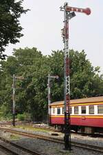 Unverkennbar, dass der Bau der Bahnen in Thailand von deutschen Ingenieuren geleitet wurde. Ausfahrformsignale in der Thon Buri Station. - Bild vom 10.Dezember 2023.