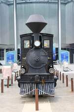 Die vormals im Polizeisportzentrum gegenüber dem  Science Center for Education  (allgemein als Ekkamai-Museum bekannt) aufgestellt gewesene MRC 2, ex TRC 2 (B1-n2t, Kraus-Sendling, Bauj. 1903, Fab.Nr. 5012) steht nun, äußerlich vorbildlich aufgearbeitet, vor dem Samut Prakan Observation Tower. Bild vom 27.April 2023.