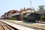 Zwischen der neuen und der alten Hua Hin Station hat die 305 (1'D1'-h3, Baldwin - USA, Bauj.