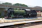Zwischen der neuen und der alten Hua Hin Station hat die 305 (1'D1'-h3, Baldwin - USA, Bauj. 1925) ihren neuen Platz gefunden. - Bild vom 17.April 2026.