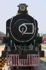 Zwischen der neuen und der alten Hua Hin Station hat die 305 (1'D1'-h3, Baldwin - USA, Bauj. 1925) ihren neuen Platz gefunden. - Bild vom 17.April 2026.