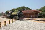Zwischen der neuen und der alten Hua Hin Station hat die 305 (1'D1'-h3, Baldwin - USA, Bauj.