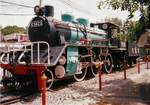 1C-Dampflok 719 in Kanchanaburi / Thailand am 15.Mai 1998, sie soll wohl als Denkmal für den Bau der River Kwai-Brücke dienen zusammen mit der 2C-Dampflok 804
Scan vom Fotoabzug