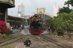 824 (2'C1'h2, Nippon Sharyo (Japan), Bauj. 1949, Fab.Nr. 1525) fährt am 26.März 2017 mit dem Sonderzug 901 aus dem Bf. Hua Lamphong. - Video zum Bild unter: http://www.bahnvideos.eu/video/Thailand~Dampflokomotiven~824/20707/824-und-850-mit-dem-sonderzug.html