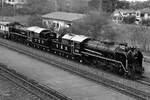 824 (2'C1'h2, Nippon Sharyo (Japan), Bauj. 1949, Fab.Nr. 1525) und 850 (2'C1'h2, Nippon Sharyo (Japan), Bauj. 1950, Fab.Nr. 1547) am 26.März 2024 vor dem Sonderzug 901 (Hua Lamphong - Ayutthaya) in der Chiang Rak Station.