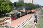 824 (2'C1'h2, Nippon Sharyo (Japan), Bauj. 1949, Fab.Nr. 1525) und 850 (2'C1'h2, Nippon Sharyo (Japan), Bauj. 1950, Fab.Nr. 1547) fahren am 03.Juni 2026 mit dem  Excursion 903 (Hua Lamphong - Chachoengssao) durch die Phra Chom Klao Station.