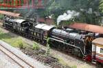 824 (2'C1'h2, Nippon Sharyo (Japan), Bauj. 1949, Fab.Nr. 1525) und 850 (2'C1'h2, Nippon Sharyo (Japan), Bauj. 1950, Fab.Nr. 1547) am 03.Juni 2026 vor dem  Excursion 903 (Hua Lamphong - Chachoengssao) in der Phra Chom Klao Station.