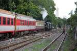 850 (2'C1'h2, Nippon Sharyo (Japan), Bauj. 1950, Fab.Nr. 1547) und 824 (2'C1'h2, Nippon Sharyo (Japan), Bauj. 1949, Fab.Nr. 1525) fahren am 03.Juni 2026 mit dem Excursion 904 (Chachoengssao - Hua Lamphong) durch die Yommaraj Station.