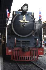 2'C1' h2 824 am 26.Mrz 2010 mit dem  Steam Engine Train  901 abfahrbereit im Bf. Hua Lamphong.