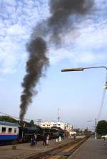 Hoch steig die Rauchfahne der 824 in den Himmel; 824 und 850 mit dem Dampfsonderzug 9002 nach Bangkok im Bf.