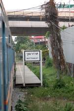 Die minimalistisch ausgeführte Wutthakat Station besteht nur aus dem Bahnsteig und 2 Stationsschildern. Als Witterungsschutz dienen die Überführungen des Highway und der MRT-Blue Line. - Bild vom 01.Mai 2024.