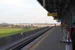 Blick vom Bahnsteig der am 05.Dezember 2025 in Betrieb genommenen Lopburi 2 Station (Tha Wung) auf die Hochtrasse in Richtung Ban Klap Junction. - Bild vom 27.Februar 2026.