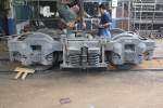 Reparaturarbeiten an einem Personenwagendrehgestell der Bauart Fuji PC25 am 31.Mai 2013 im Depot Thon Buri.