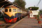 Die nunmehr 71 Jahre alte 540 (Bo'Bo', de, Davenport, Bauj.1952) dient nach wie vor als Verschubreseve in der Nakhon Lampang Station.